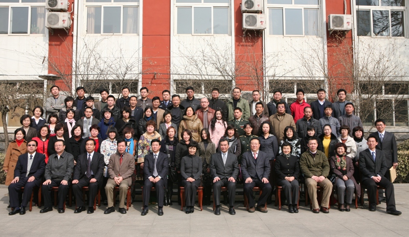 魯迅文學(xué)院第十三屆高研班學(xué)員名單　寧民慶　郭麗梅　于　田　劉辰?！±罹d星　王保忠　計(jì)文君　李　輝　宗利華　肖　睿　李麗萍　楊怡芬　王鴻達(dá)　肖慧敏　李潔冰　王秀白　韓子龍　楊　帆　許冬林　曹軍慶　林秀美　沈　念　曹志輝　盛可以　黃金明　楊麗達(dá)　趙　瑜　王必昆　賀小晴　何長(zhǎng)安　劉一瀾　劉照進(jìn)　周瑄璞　任　紅　蕭　云　郭　個(gè)　李進(jìn)祥　李明華　劉　亮　黃麗榮　盧金地　林權(quán)宏　尹德朝　付秀瑩　陳　軍　伍　梅　顧　飛　曾　劍　戴守蓮　金錦姬　楊則緯　方麗娜