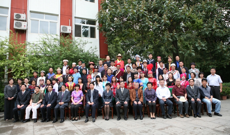 魯迅文學(xué)院第十二屆高研班學(xué)員名單　林　華　賀西格圖　　娜恩達(dá)拉　　孟代紅　德純燕　張　雁　李艷杰　鐘一林　孫玉民　金清華　謝根秋　潘紅日　譚自安　楊衍瑤　嚴(yán)風(fēng)華　蘇　凱　李榮國(guó)　張時(shí)勝　陶玉明　唐　潔　劉玉紅　納張?jiān)獭←悺O寶廷　許安舉　李夢(mèng)薇　玖合生　蔡曉齡　閔建嵐　曹文彬　李金榮　羅榮芬　張　云　楊國(guó)慶　亞　伊　多布杰　次仁羅布　韋文揚(yáng)　韋昌國(guó)　　潘國(guó)會(huì)　楊秀剛　肖　勤　達(dá)隆東智　馮　巖　馬學(xué)武　阿拉提·阿斯木　馬旦尼亞提·木哈太　薩黛特·加馬力　吐?tīng)柕匕卓恕べI買提白克　帕依祖拉　阿衣努熱·杜拉提　趙康林 冶進(jìn)?！|永學(xué)　馬　毅