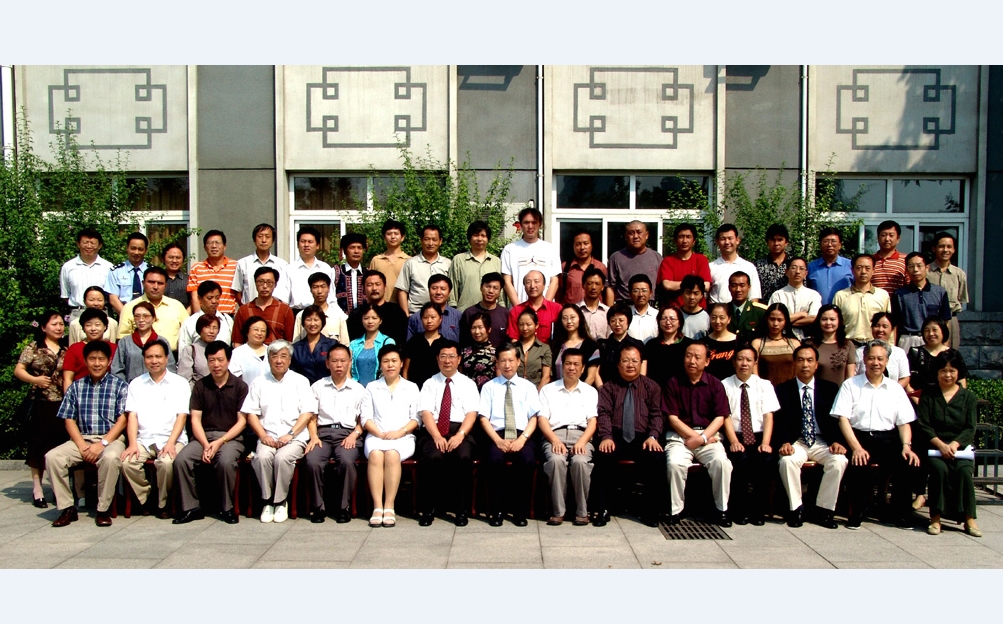 魯迅文學(xué)院第四屆高研班學(xué)員名單　王曉霞　戴雁軍　姬淑喆　陳鐵軍　王延輝　白金聲　空特勒　張　華　周建新　于曉威　包鐵軍　高　晶　崔紅一　李成飛　陳雪鴻　趙艷平　胡冬林　魏光焰　唐　櫻　劉曉平　向啟軍　譚麗娟　韋俊?！∈Y月英　張永祥　哥　布　趙振王　李　騫　何發(fā)昌　祁開(kāi)虹　何炬學(xué)　旦巴亞爾杰　　　白瑪娜珍　烏力吉巴圖　　　楊洲穎 次仁羅布　趙劍平　羅　勇　沙　戈　阿拉旦·淖爾　才旺瑙乳　　鐵穆?tīng)枴　喩ど车乜?#13;　葉爾克西　狄力木拉提　阿力木江·阿不都克力木　扎西班典　平　原　江洋才讓　馬學(xué)功　馬麗華　巴　根