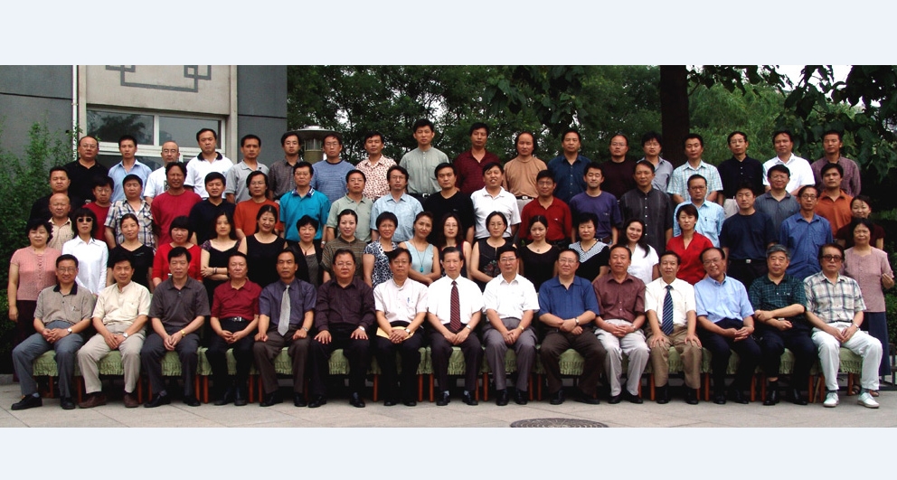 魯迅文學(xué)院第三屆高研班學(xué)員名單　邱華棟　武　歆　張　旻　胡學(xué)文　馬明高　馬　力　李巧艷　王黎明　王方晨　孫麗萌　薛　濤　張宏杰　鐘求是　楊利紅　全勇先　徐　巖　龐余亮　朱日亮　楊劍敏　程　維　曹多勇　潘小平　余述平　賴妙寬　鄧宏順　袁雅琴　鮑玉學(xué)　黃佩華　胡　彬　雷平陽(yáng)　夏天敏　鄧　毅　唐亞平　寇　輝　平措扎西　　倮伍拉且　　娜　夜　劉亮程　趙光鳴　張根粹　李成虎　梅　卓　徐　劍　張慧敏　文清麗　徐　迅　鄭欣力　杜　麗　央　珍　薛燕平　?！∮隆〕獭∏唷?/></a><a href=