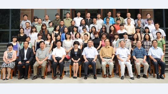 魯迅文學(xué)院第十八屆高研班學(xué)員名單　鄧曉燕　馮　昱　傅澤剛　葛　芳　郭金達(dá)　郭金梅　郭美藝　韓麗敏　韓小英　何貴同　何紅霞　黃　華　黃陸軍　冀海蓮　賈文清　李成恩　李金榮　李向榮　李曉敏　李燕蓉　李穎超　林　莉　劉　麗　劉克中　劉紫劍　茜吉爾　沈　鈺　沈明珠　宋慶蓮　孫桂麗　孫世群　孫志保　湯紅英　王　君　王曉旭　王雪珍　閻強(qiáng)國(guó)　楊衛(wèi)東　楊鎣瑩　尹守國(guó)　曾秀華　張功林　張海芹　張雅琴　張祖文　鄭小霞　周春生　朱繼紅　鄒　蓉