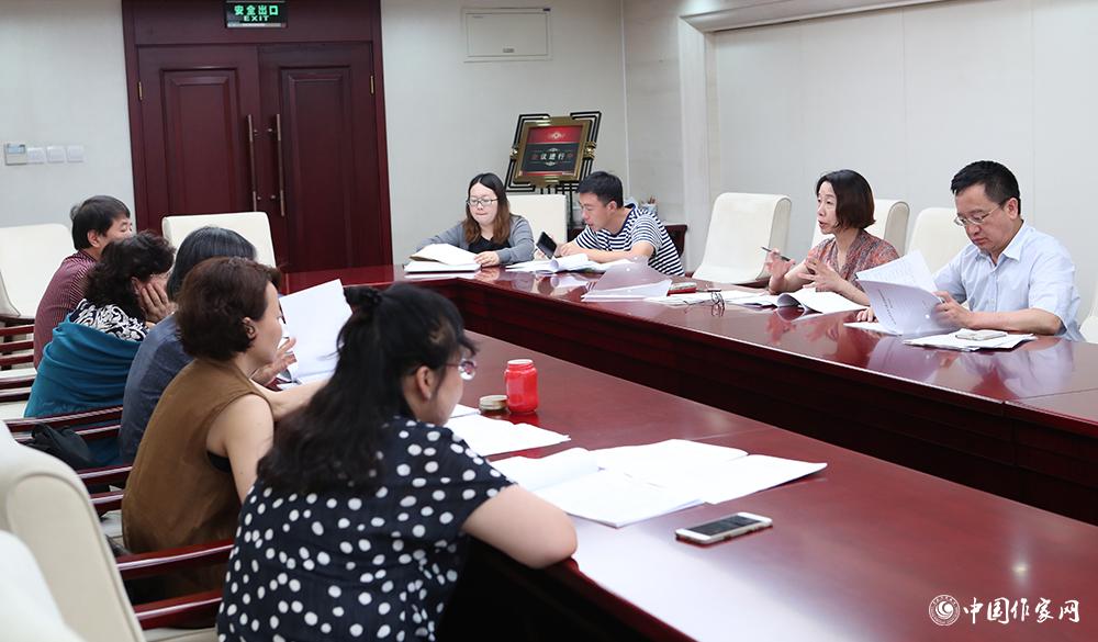 7月24日，全體會議結(jié)束后，綜合一組召開小組會議