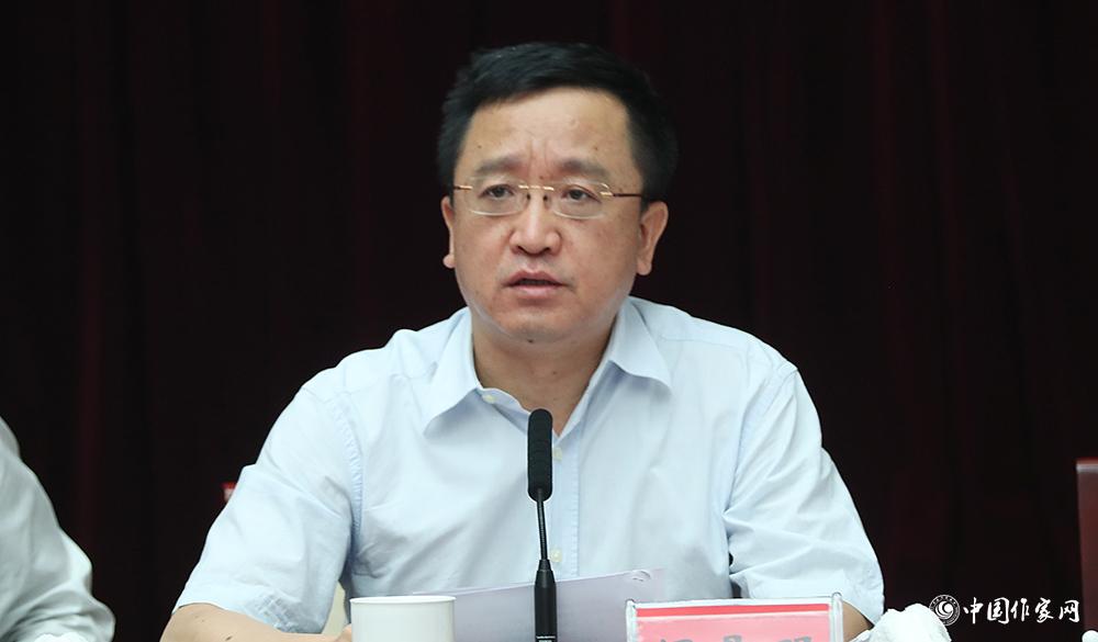 7月24日，第十屆全國優(yōu)秀兒童文學獎評獎委員會第一次全體會議由閻晶明主持