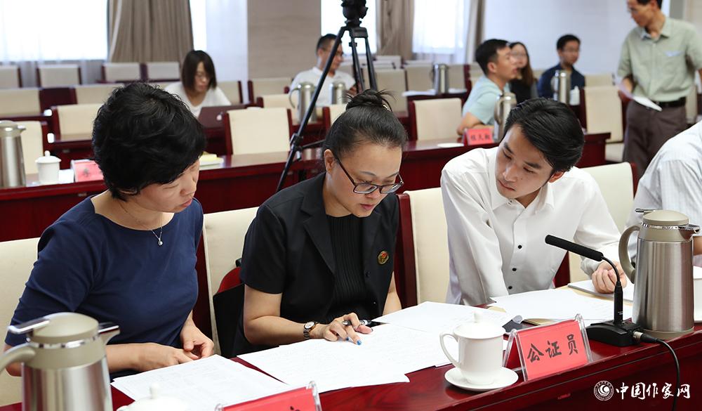 8月4日，公證處人員查看選票情況