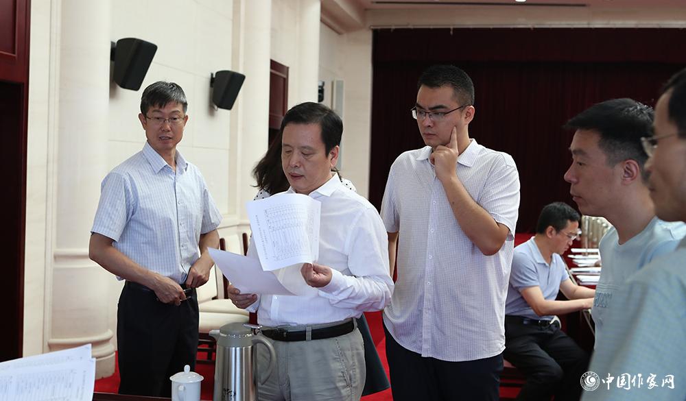 8月4日，李敬澤查看選票統(tǒng)計情況