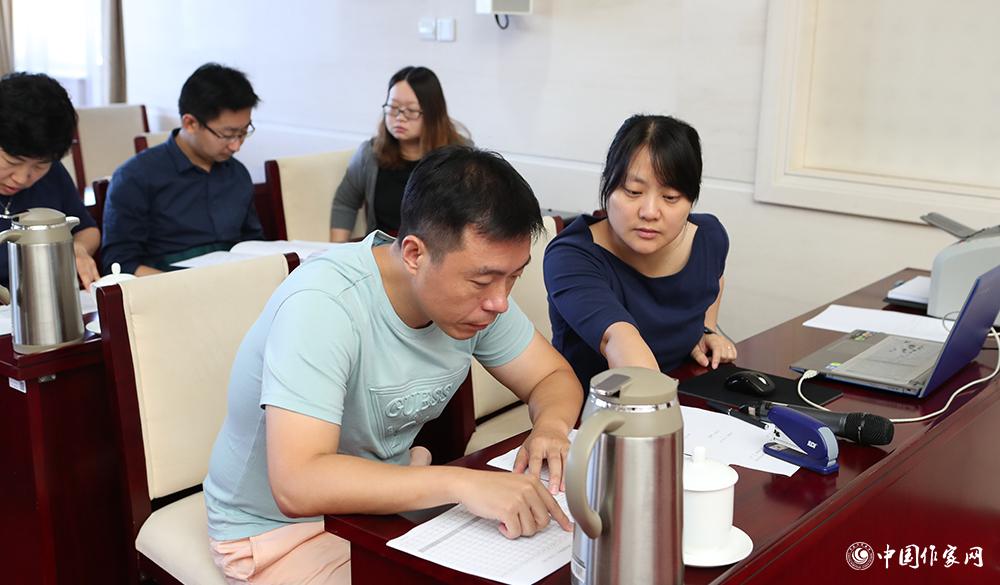 8月4日，各組聯(lián)絡員統(tǒng)計選票