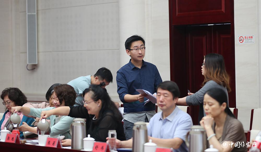 8月4日，第十屆兒獎評委會第六次全體會議上，聯(lián)絡員收回選票