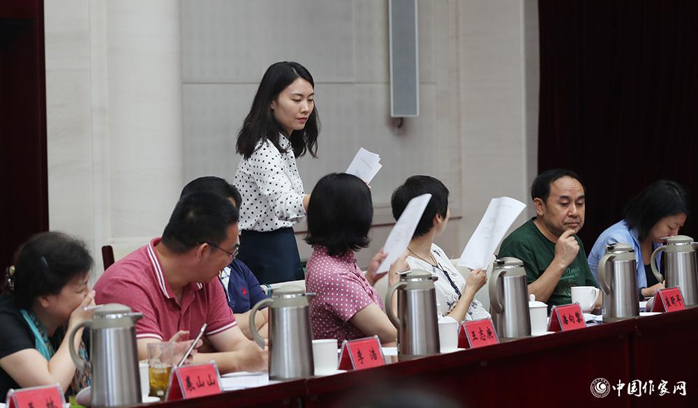 8月4日，第十屆兒獎評委會第六次全體會議上，聯(lián)絡員收回選票