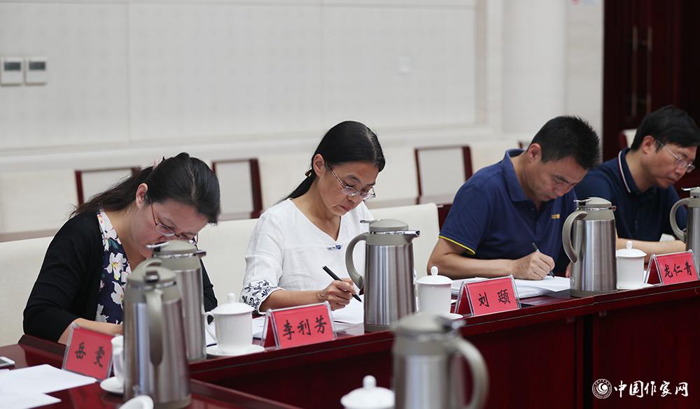 8月4日，第十屆兒獎評委會第六次全體會議上，評委填寫選票