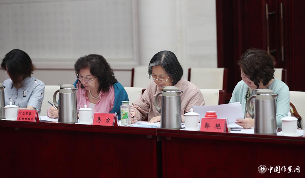 8月4日，第十屆兒獎評委會第六次全體會議上，評委填寫選票