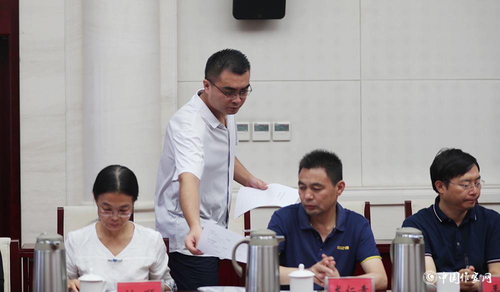 8月4日，第十屆兒獎評委會第六次全體會議上，聯(lián)絡員發(fā)放選票