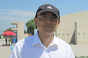 科幻文學：獲獎作品《大漠尋星人》作者：趙華         獲獎感言　　上班后，經(jīng)歷了職場的繁雜，也走了很多彎路，但最終還是提起筆來撰寫適合孩子看的科幻故事，它們是寫給千百個我不認識的孩子的，又仿佛是寫給自己的。《大漠尋星人》中的7個故事就是其中的一部分，它們都是同星空、同人的真善有關的故事，當一個人意識到世界的浩瀚和自己的渺小時，就會心存敬畏……