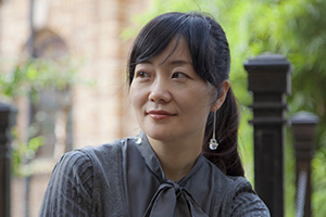 散文：獲獎作品《愛——外婆和我》作者：殷健靈         獲獎感言　　2013年立春，我與最愛的外婆永別。5個月后，為了排遣久滯心頭的悲傷，也為了撫慰家人，我在最短的時間里寫下《愛——外婆和我》。在我所有的作品里，她是我最珍視的、也是最特殊的。對于寫作這本書的我，她得來得最輕易，也得來得最艱難。