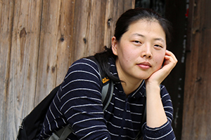 童話：獲獎作品《一千朵跳躍的花蕾》作者：周靜         獲獎感言　　種子發(fā)芽，盛開為花，需要力量。野獸奔跑，需要力量。云涌風起，需要力量。在我們周圍的世界里，無時無刻不充盈著神奇的力量。這些力量來自于事物自我的積蓄和噴薄，來自于自我的堅持與追尋，來自于對一切“不可能”的抗爭。我想抓住這些力量，想表達世界的神奇，想呈現(xiàn)生命的堅韌和美好……