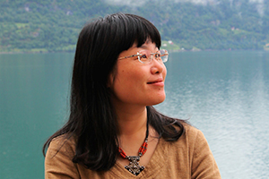 童話：獲獎作品《水妖喀喀莎》作者：湯湯         獲獎感言　　如果有一天，我能把童話寫到足夠廣闊和深邃，讓它有大海、星空、森林和荒漠的浩瀚無涯，又有一粒沙子、一朵小花，一顆水珠的細膩精致；讓它單純又繁復，五彩繽紛如同萬物生長，讓它如歌又如詩，瑰麗神奇散發(fā)出迷人的氣質(zhì)；讓一切悲傷歡喜幸福痛苦都在童話里相遇，奏出一闕闕生命的交響曲。