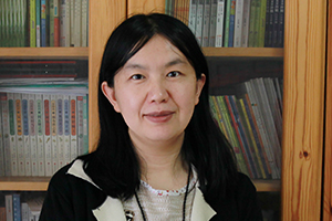 童話：獲獎作品《小女孩的名字》作者：呂麗娜         獲獎感言　　在這本書里，我讓我的小女孩安居在童話世界里。這是個比現(xiàn)實世界更大更神奇更遼闊的世界。我曾在一篇文章里這樣寫過：當一個小女孩走在路上，她總是一只腳踏在現(xiàn)實世界，一只腳踏在童話世界里。因為小女孩就是這樣的，心里總是有那么多那么多的幻想，和那么多那么多的詩意，所以小女孩最適合住在童話故事里。