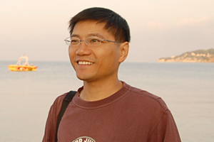 小說：獲獎作品《將軍胡同》作者：史雷         獲獎感言　　在創(chuàng)作中，我逐漸形成了這樣的觀點，兒童文學作品應當是藝術品，這件藝術品不是寫出來，而是用閱歷、思想、才華、時光和心血精心打磨雕刻出來的，就像是一位父親為自己的孩子手工制作玩具那樣，內(nèi)心中一定是充滿愛、溫暖和感動的，他的態(tài)度一定是無比虔誠和感恩的。