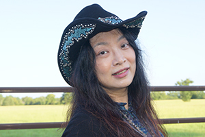 小說：獲獎作品《沐陽上學記·我就是喜歡唱反調(diào)》作者：蕭萍         獲獎感言　　如果這樣的野心來自于一個中國母親的日常，如果我的孩子沒有經(jīng)歷什么幼升小、小升初，如果我不是那個看起來神情淡定，卻站在培訓班外六神無主、琴房邊神經(jīng)兮兮的沐陽媽，我就不會沉下心重新學習寫作和成長——可是一個母親的成長是不容易被人看見的——我們永遠無法像阿爾法狗那樣，不動聲色、夜以繼日地自我超越……