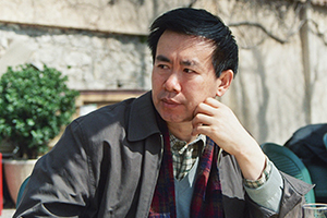 小說：獲獎作品《尋找魚王》作者：張煒         獲獎感言　　我的《尋找魚王》不過是連綴了幾個真實的故事，因為在復雜驚心的現(xiàn)實面前，杜撰往往顯得虛弱和蒼白。其中的一個魚王今天仍然生活在沭河岸邊，另一個早就遁入深山，只把令人慨嘆的傳奇留下。我曾經(jīng)去探尋他們的蹤跡，鉆進過大山深處曲折神秘的居所，那是悍勇倔強的老人們待過的地方……