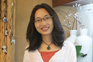 小說：獲獎作品《大熊的女兒》作者：麥子         獲獎感言　　對于這次獲獎，很意外。對此，我更多地看作是一種激勵，看作對書中所傳遞精神的認可。我將繼續(xù)慢行，一路探索，一路審視，一路反思，面朝未來，安安靜靜、從從容容地完成每一次創(chuàng)作，真誠地播種下生而為人的那些應有的美好：愛、溫暖、良善、悲憫。