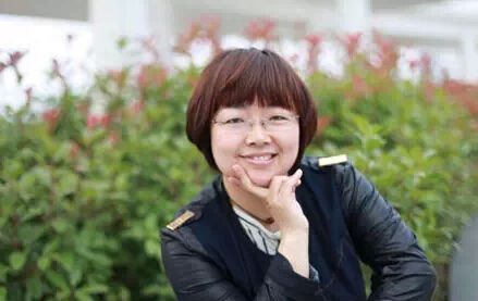 童話：獲獎作品《布羅鎮(zhèn)的郵遞員》作者：郭姜燕         獲獎感言　　應該說，我是邊進行兒童教育研究邊進行兒童文學創(chuàng)作的。兒童文學使我成了一個懂孩子也讓孩子更喜歡的老師。為了寫出對得起孩子的作品，我時時告誡自己，不要急、不要貪，慢慢寫，寫出讓自己滿意的作品，才有可能讓孩子們滿意。