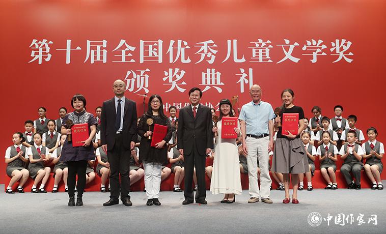 庹震、吳義勤、海飛為童話獲獎者頒獎