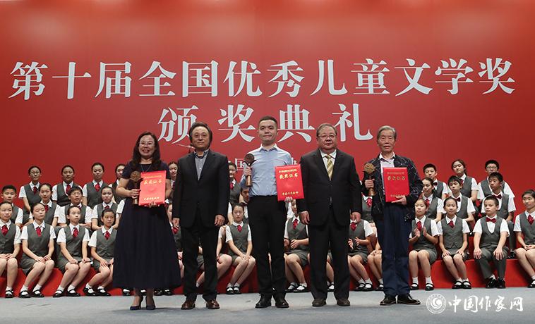 吉狄馬加、王泉根為詩歌、幼兒文學獲獎者頒獎