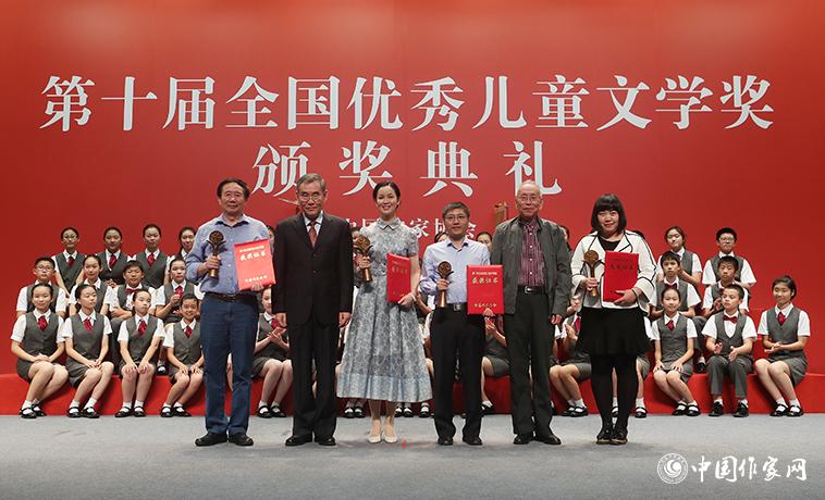 錢小芊、金波為小說獲獎者頒獎