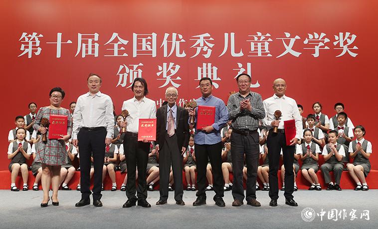 高洪波、孟祥林、樊發(fā)稼為散文、報告文學、科幻文學獲獎者頒獎