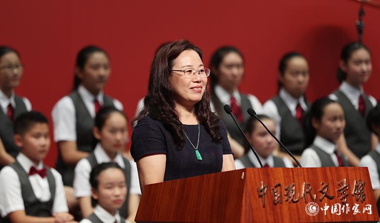 王立春代表詩歌、幼兒文學獲獎者發(fā)表獲獎感言