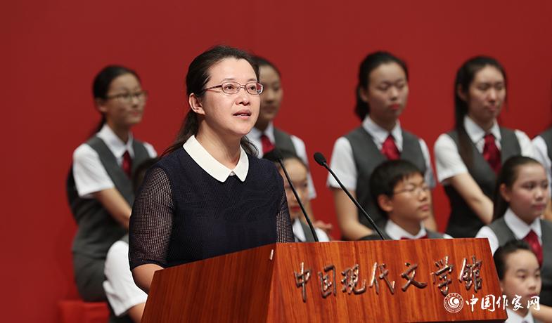 李利芳在頒獎典禮上宣讀獲獎散文、報告文學、科幻文學授獎辭