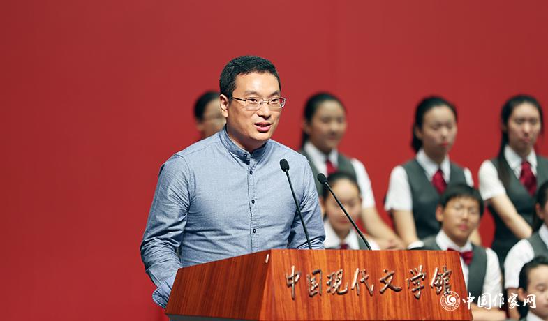 王林柏代表散文、報告文學、科幻文學獲獎者發(fā)表獲獎感言