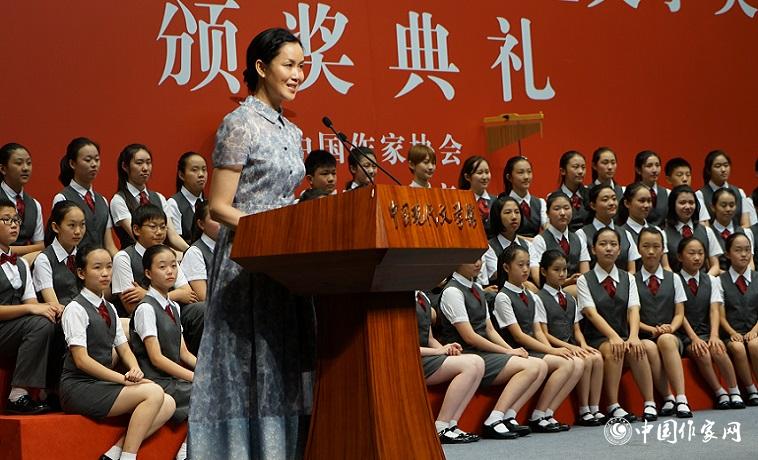 彭學軍代表小說獲獎者發(fā)表獲獎感言