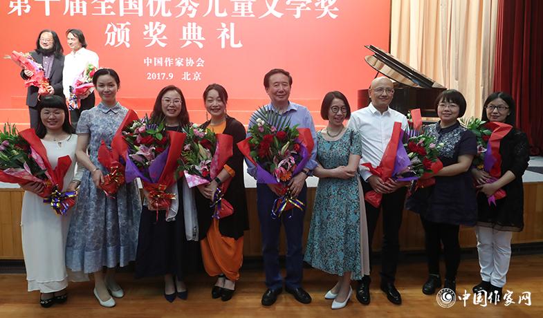 頒獎典禮結(jié)束后，獲獎作家合影留念