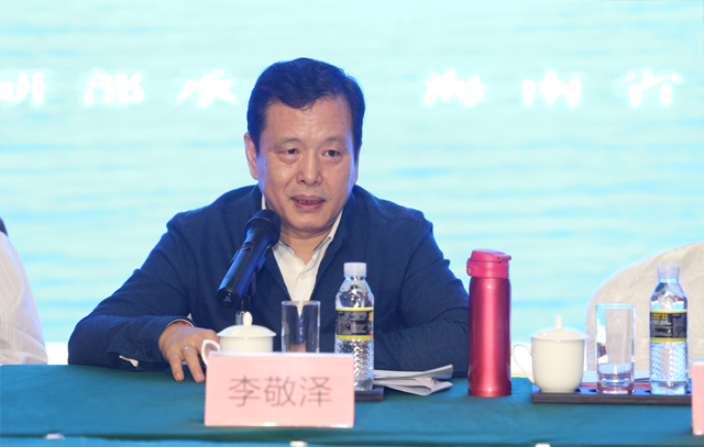 中國作協(xié)黨組成員、副主席李敬澤主持開幕式