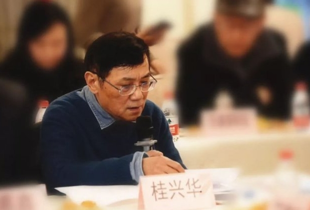 從《鄧小平之歌》到《興業(yè)路上》——桂興華長詩座談會紀(jì)要為了紀(jì)念中國改革開放40周年，經(jīng)過國家廣播電視新聞出版總局的審核批準(zhǔn)，上海著名詩人桂興華先生20多年前寫作的《鄧小平之歌》今年馬上要出版新的朗誦版。同時為了迎接建黨100周年，桂先生正在創(chuàng)作一部長詩《興業(yè)路上》，是列入上海市重大文藝創(chuàng)作項目重要的作品，今天我們就圍繞這兩部作品舉行一個研討會……[詳細(xì)]