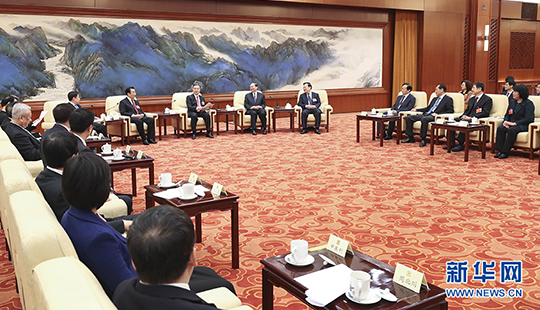 汪洋看望參加全國政協(xié)十三屆一次會議報(bào)道的新聞工作者