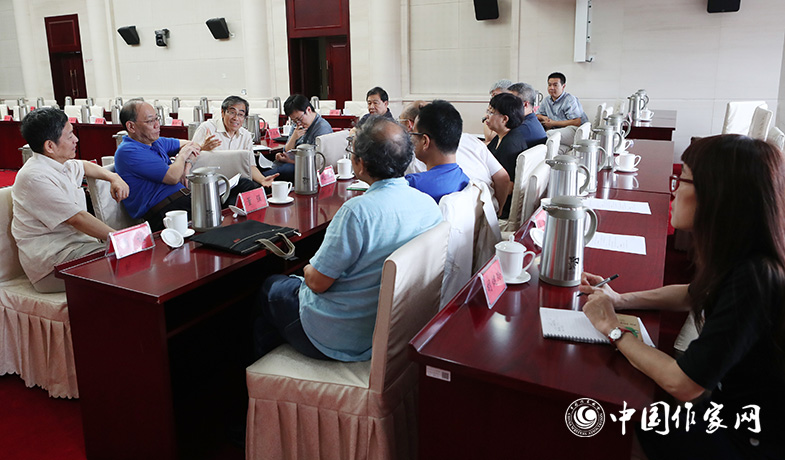 7月28日，全體會(huì)后文學(xué)翻譯獎(jiǎng)評(píng)獎(jiǎng)委會(huì)召開會(huì)議