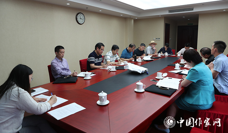 7月28日，全體會(huì)后文學(xué)理論評(píng)論獎(jiǎng)評(píng)獎(jiǎng)委員會(huì)召開會(huì)議