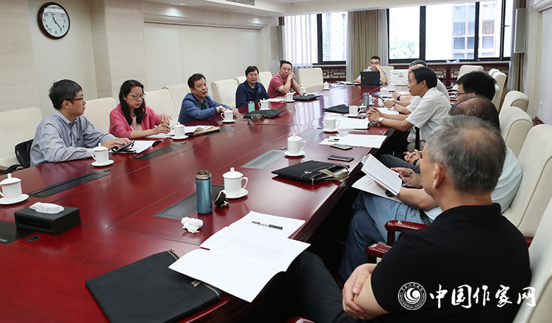 7月28日，全體會(huì)后中篇小說獎(jiǎng)評(píng)獎(jiǎng)委員會(huì)召開會(huì)議