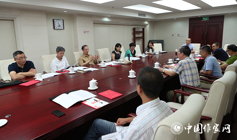 7月28日，全體會(huì)后短篇小說獎(jiǎng)評(píng)獎(jiǎng)委員會(huì)召開會(huì)議