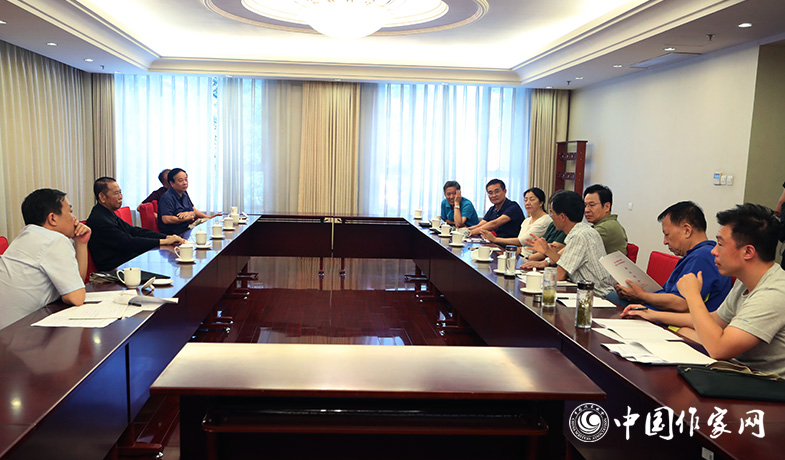 7月28日，全體會(huì)后報(bào)告文學(xué)獎(jiǎng)評(píng)獎(jiǎng)委員會(huì)召開會(huì)議