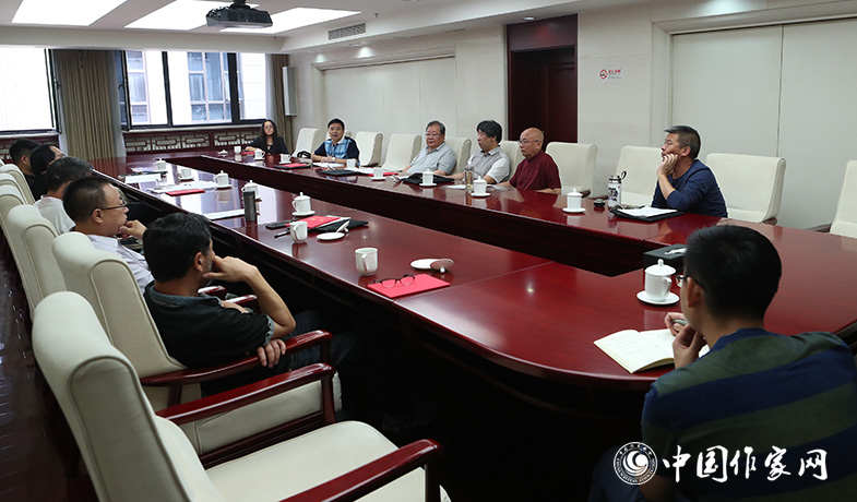 7月28日，全體會(huì)后詩歌獎(jiǎng)評(píng)獎(jiǎng)委員會(huì)召開會(huì)議