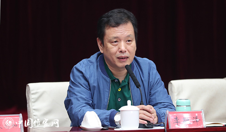 7月28日，李敬澤在全體會(huì)上就《魯迅文學(xué)獎(jiǎng)評(píng)獎(jiǎng)條例》和《評(píng)獎(jiǎng)細(xì)則》做講解說明