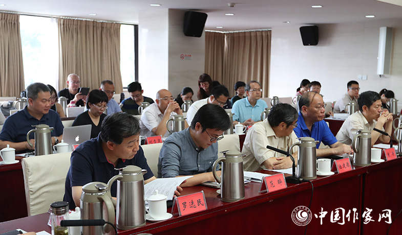 7月28日，第七屆魯迅文學(xué)獎(jiǎng)各評(píng)委會(huì)全體會(huì)現(xiàn)場