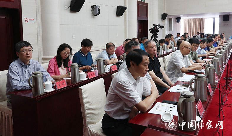 7月28日，第七屆魯迅文學(xué)獎(jiǎng)各評(píng)委會(huì)全體會(huì)現(xiàn)場