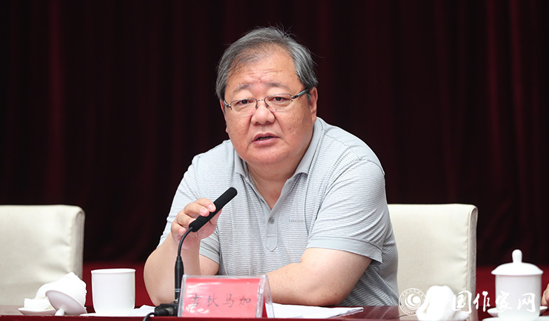 7月28日，吉狄馬加主持第七屆魯迅文學(xué)獎(jiǎng)各評(píng)委會(huì)全體會(huì)