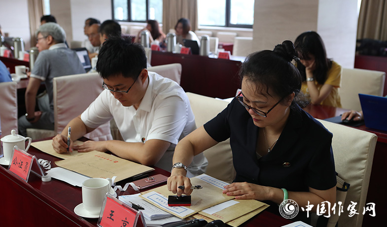 8月11日，公證處人員將終評(píng)選票情況封存