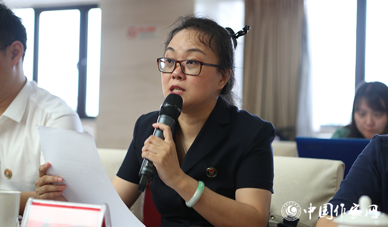 8月11日，公證處公證員在終評(píng)會(huì)上宣讀公證書