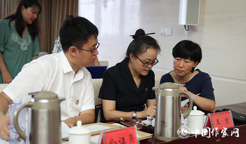 8月11日，公證處公證人員檢查選票統(tǒng)計(jì)情況